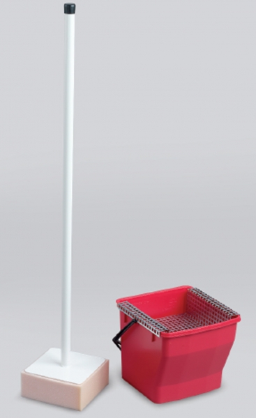 Tennisplatz Saug-Set Zum Aufsaugen von kleinen Wasserlachen. Vielfach eingesetzt und getestet. Bestehend aus einem Eimer mit verzinktem Gitterrost, sowie einem Saugschwamm mit Alu-Platte und Stiel.